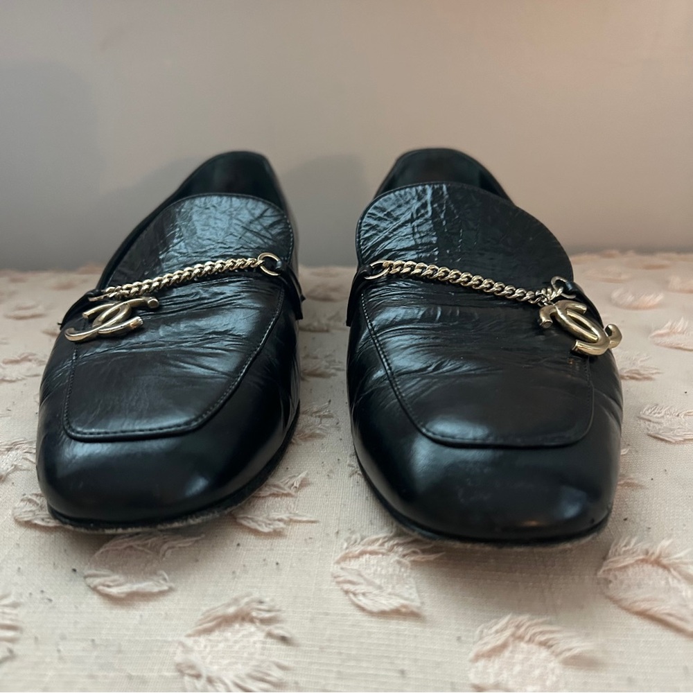 Chanel Crinkled Calfskin Loafers with Chanel Charm Chain Detail Black Size 41 - Picture 4 of 10